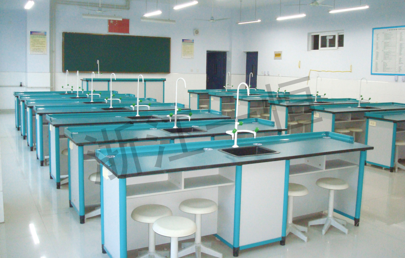 小學(xué)科學(xué)實(shí)驗(yàn)室